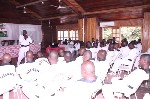 Les séminaristes écoutant religieusement le Médecin KOFFI Serges pendant la formation sur la médecine du sport