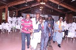Poignée de mains chaleureuse entre le Maire de Yopougon et un opérateur économique venu assister au séminaire à Yopougon