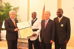 2012 Abidjan-Le Grand Maître Kim ( à la droite de Bamba Cheick) après la remise à SEM le Président de la République son 8ème Dan Kukkiwon