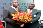 Le Ligue d'Agboville a remis en guise de félicitations, deux bouquets de fleurs au Président BAMBA Cheick Daniel dont l'une pour son épouse