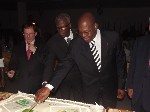 Coupure du gâteau par les Ministres Zégbéhi Bouazo et Ouassénan Koné