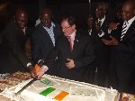 Coupure du gâteau par les Président Bamba Cheick Daniel et Roger Piarulli