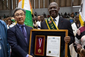 Le Général Gaston Ouassenan KONE, President Fondateur de la FITKD et de l'Union Africaine de Taekwondo, a reçu les insignes de sa distinction de 