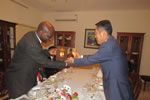 L'Ambassadeur Coréen (à droite) recevant un présent des mains du Président BAMBA Cheick Daniel (à gauche).